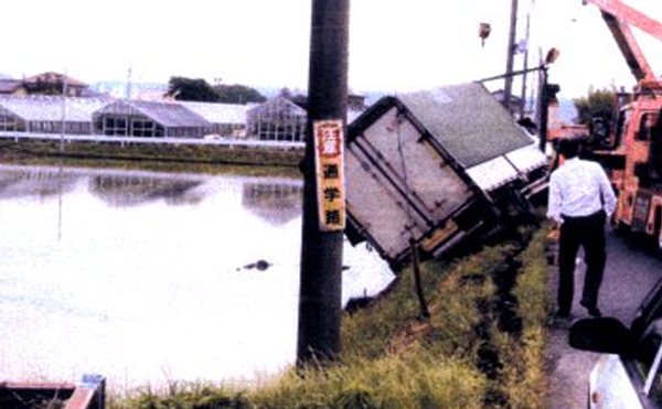 トラック漏洩油事故